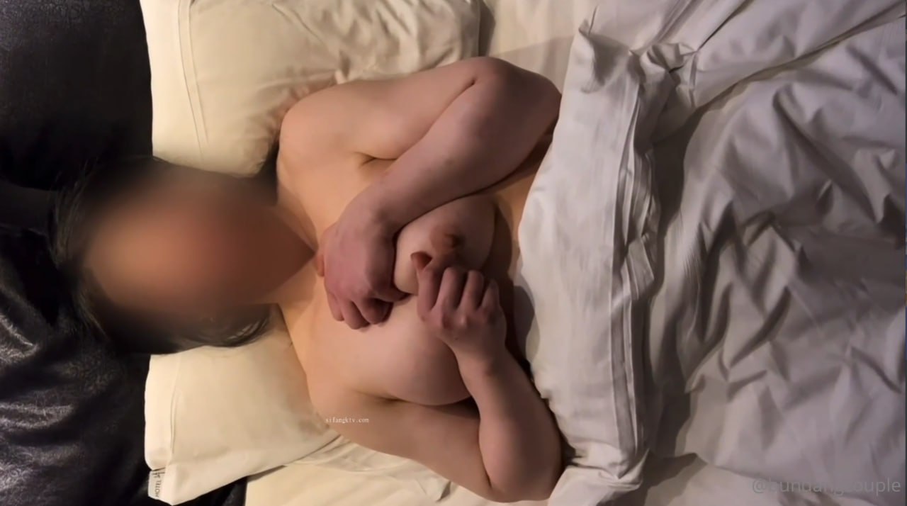 【奶味小仙女】身上倒酸奶再舔浴缸足交，吊带网袜后入性感大屁股，快速抽插最后内射